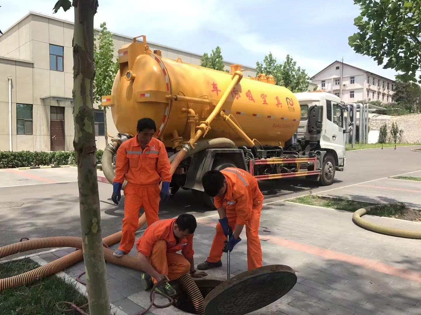 浪卡子化粪池清理与5-8吨吸粪车施工效率分析